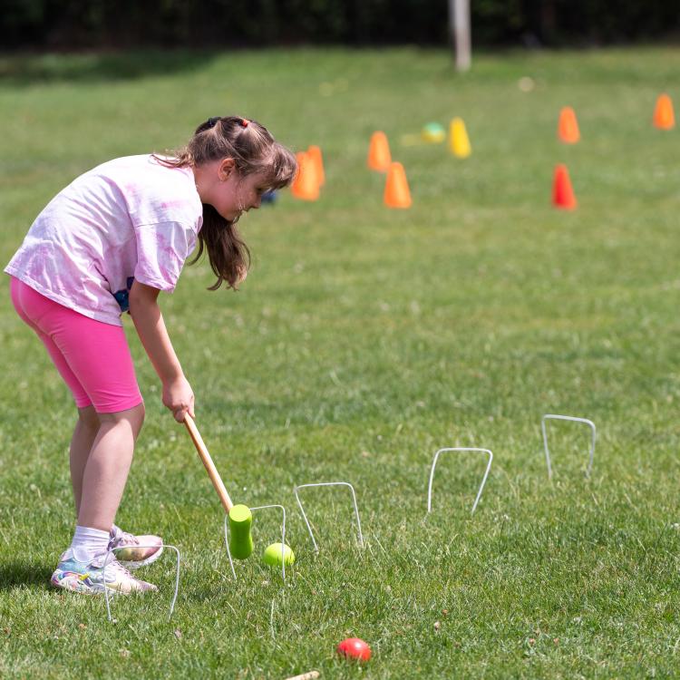 copil joaca golf